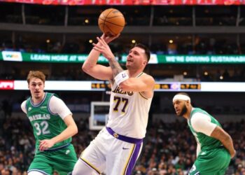 Luka Doncic scores 33 and remains unbeaten against Mavericks in Lakers comeback