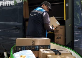 Holiday shoppers spent a record amount online, searching out deals amid economic anxiety