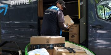 Holiday shoppers spent a record amount online, searching out deals amid economic anxiety