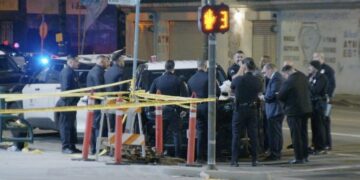 LAPD searching for suspects in Manchester Square shooting that left 1 dead, 4 wounded