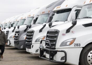 California sets up a showdown with Washington by reissuing licenses to migrant truckers