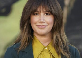 After Ashley Tisdale calls mom group ‘too high school,’ Hilary Duff’s hubby throws a stink bomb