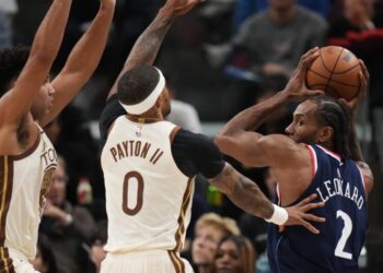 Kawhi Leonard scores 24, Steve Kerr is ejected, Steph Curry fouls out: Clippers win has it all