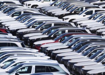 Auto sales set to slip as middle-class buyers retreat from new vehicles