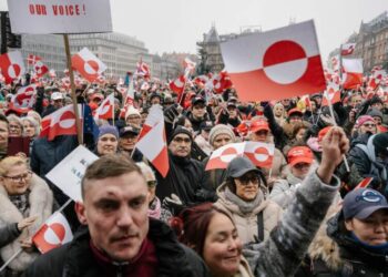 Trump says 8 European countries will be charged a 10% tariff for opposing U.S. seizing Greenland