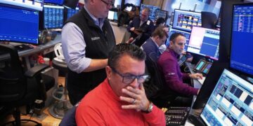 Wall Street pulls back from its records as JPMorgan Chase and Delta kick off earnings season