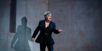 Eddie Izzard’s breakneck solo ‘Hamlet’ opts for cracking good storytelling over subtlety
