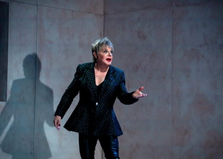 Eddie Izzard’s breakneck solo ‘Hamlet’ opts for cracking good storytelling over subtlety