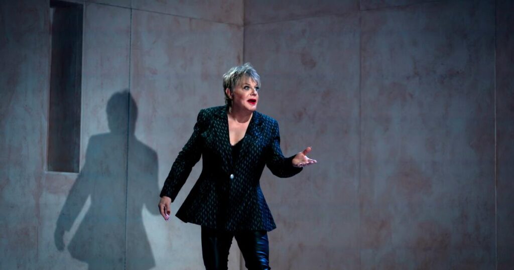 Eddie Izzard’s breakneck solo ‘Hamlet’ opts for cracking good storytelling over subtlety