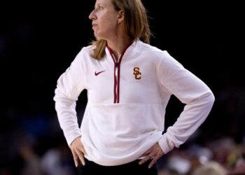 USC women can’t hold on to big lead and lose to Oregon