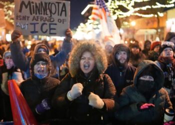 From frigid quiet to outraged sorrow, a few hours on Minneapolis street where agents killed man