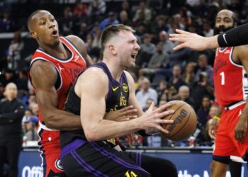 Lakers’ comeback from 26-point deficit falls short against resurgent Clippers