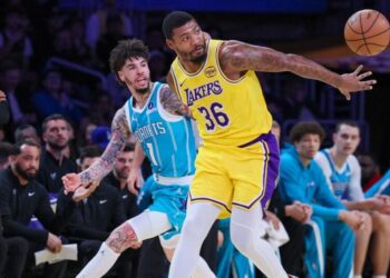 Lakers’ defensive issues once again prove costly in loss to Hornets