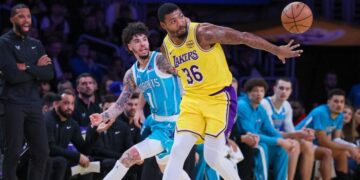 Lakers’ defensive issues once again prove costly in loss to Hornets
