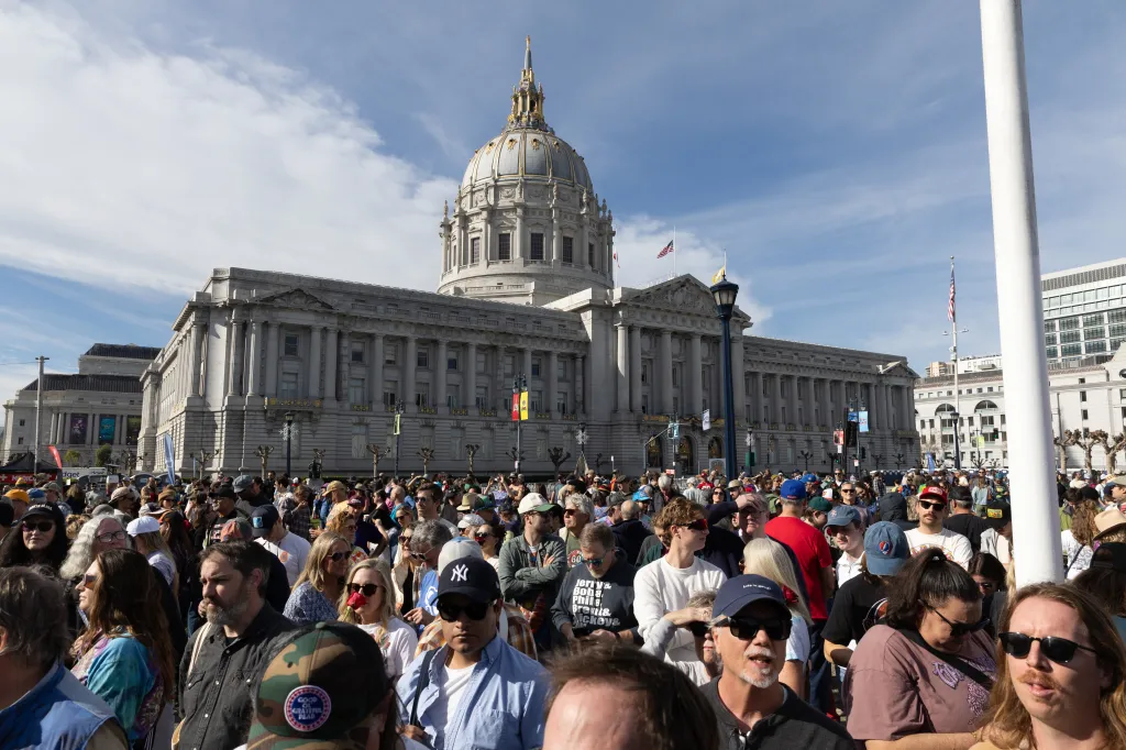 But there were also young couples, men in their 20s and a father who brought his 6-year-old son in order to pass on to the next generation a love of live music and the tight-knit Deadhead community.