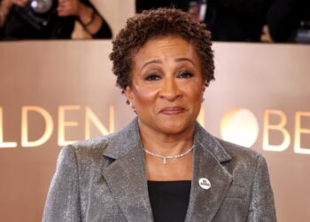 Wanda Sykes Makes Absentee Winner Ricky Gervais Thank ‘God and the Trans Community’ in Golden Globes Speech