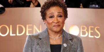 Wanda Sykes Makes Absentee Winner Ricky Gervais Thank ‘God and the Trans Community’ in Golden Globes Speech