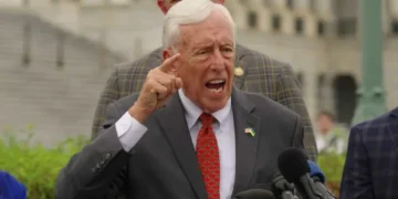 ‘Free-for-all’ unleashed as longtime lawmaker announces abrupt exit