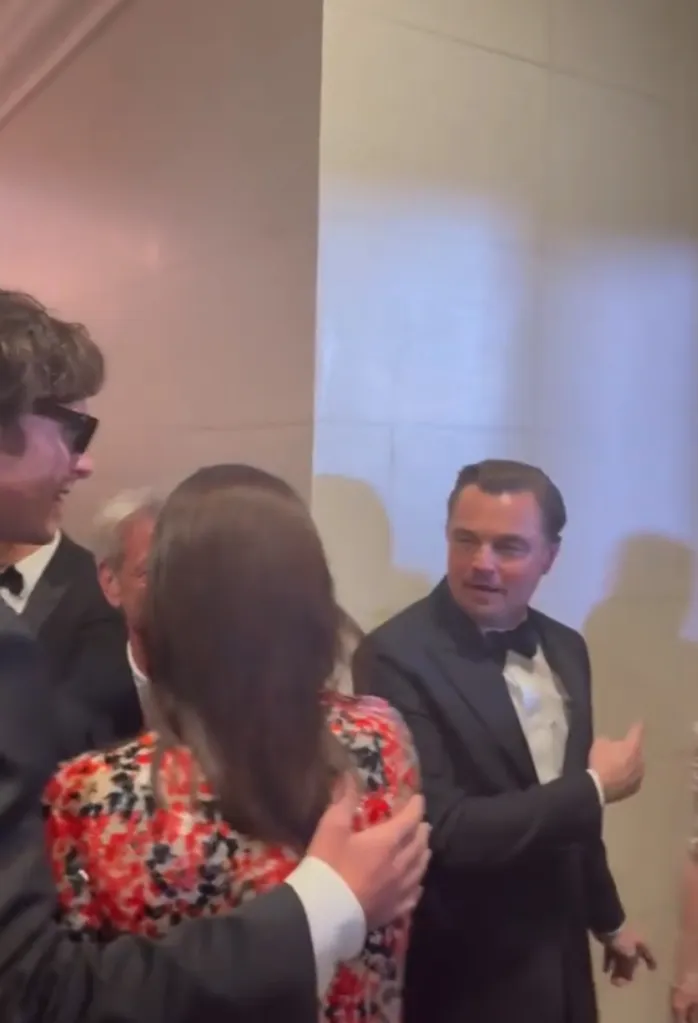 Jacob Elordi's mom seemingly snubs Leonardo DiCaprio backstage at the Golden Globes.