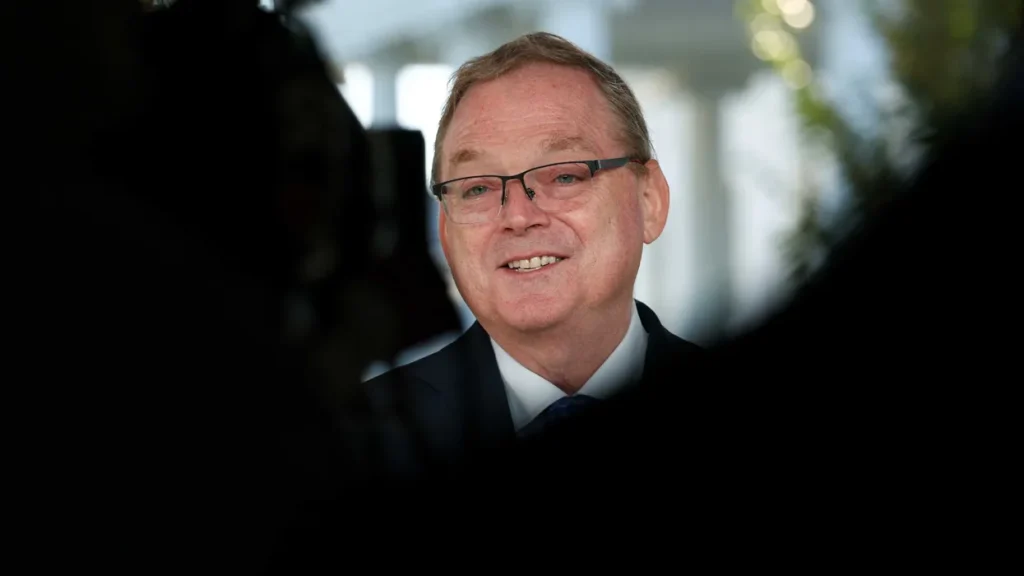 ​Trump aide clams up during brutal grilling from CNN’s Kaitlan Collins on Fed chair probe