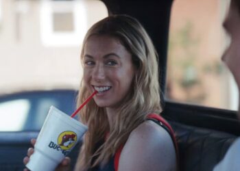 ‘Chasing Summer’ Review: Iliza Shlesinger Rom-Com Is a Sporadically Charming Collection of Contrivances