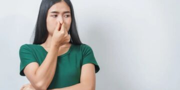 Dear Abby: Our neighbors’ property reeks of pungent mothballs