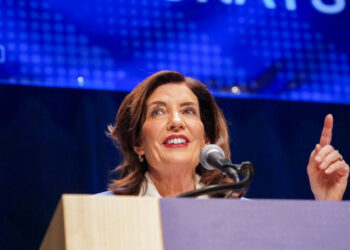 Hochul Takes Aim at Trump as She Wins N.Y. Democrats’ Nomination