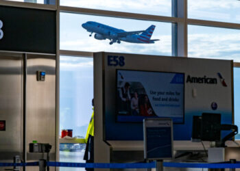 Pilots and Flight Attendants Criticize American Airlines’ Performance