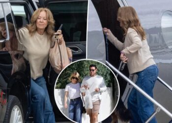 Sydney Sweeney’s mom gets solo ride on Scooter Braun’s private jet