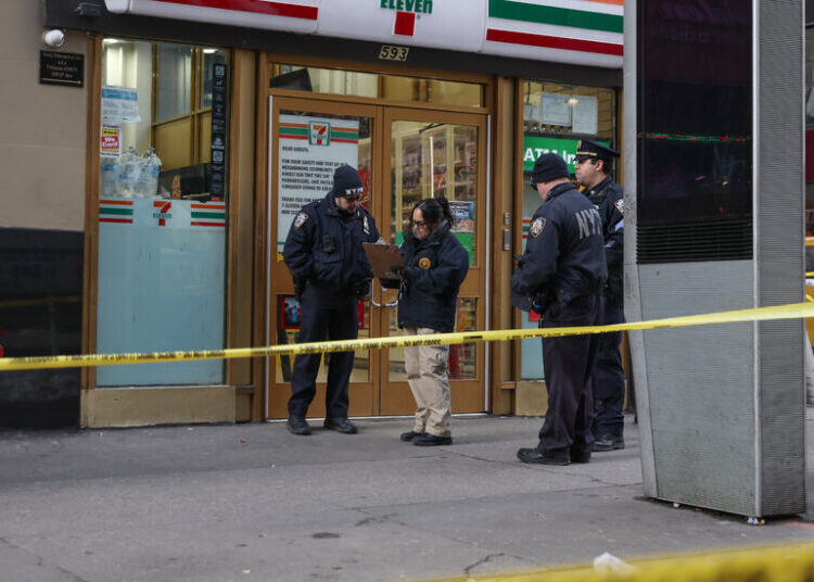 Man Is Fatally Shot at 7-Eleven Near Times Square