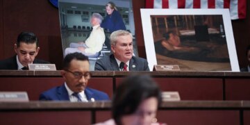 Under Threat of Contempt, Clintons Agree to Testify in Epstein Inquiry