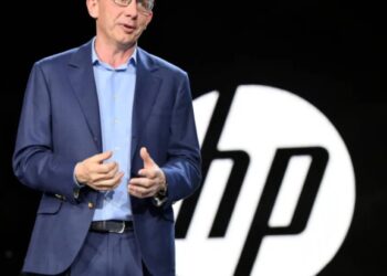PayPal dumps CEO in surprise shakeup, poaches HP’s top exec as replacement