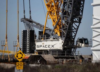 Elon Musk Postpones Mars Plans in Favor of Building “Moon City”