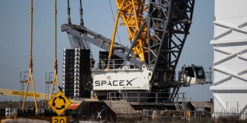 Elon Musk Postpones Mars Plans in Favor of Building “Moon City”