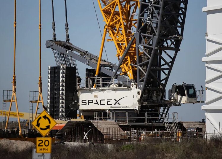 Elon Musk Postpones Mars Plans in Favor of Building “Moon City”