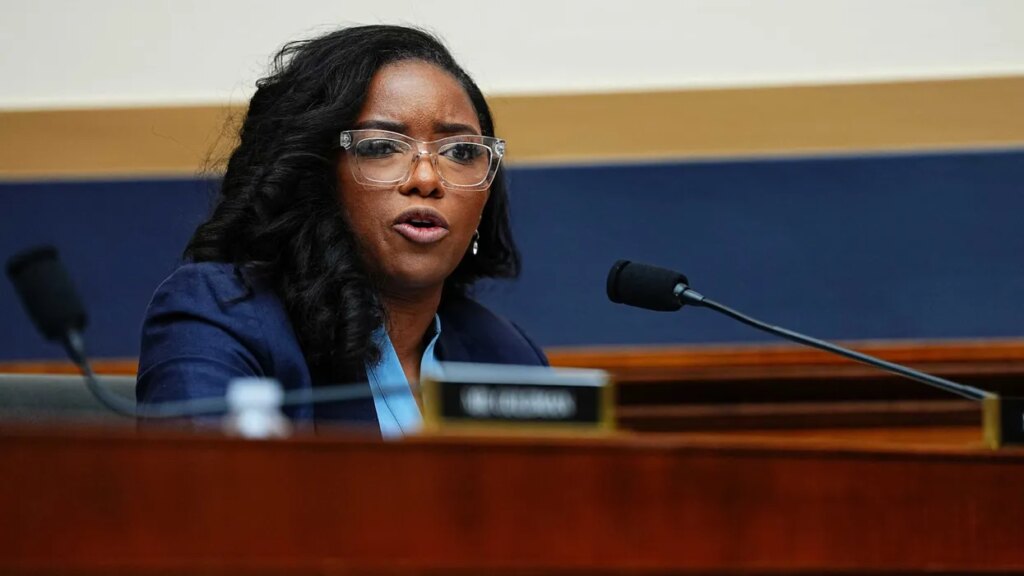 Jasmine Crockett gaveled down after citing report on Trump’s cratering poll numbers