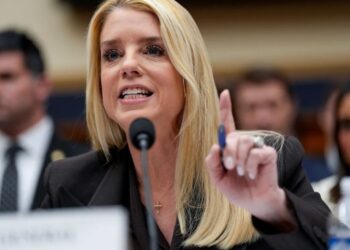 Fox News host forced to admit Pam Bondi fumbled hearing: ‘Like a shrieking Karen!’