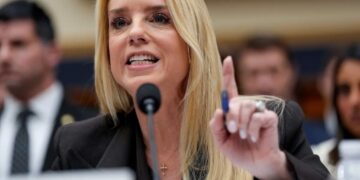 Fox News host forced to admit Pam Bondi fumbled hearing: ‘Like a shrieking Karen!’