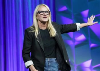 Mel Robbins says feeling stuck ‘doesn’t mean you’re broken’—it’s the biggest mindset mistake people over 40 make