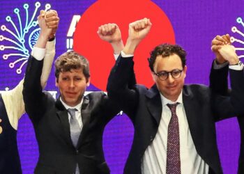 Skin-Crawlingly Awkward Video Shows Sam Altman and Dario Amodei Refusing to Hold Hands