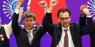 Skin-Crawlingly Awkward Video Shows Sam Altman and Dario Amodei Refusing to Hold Hands