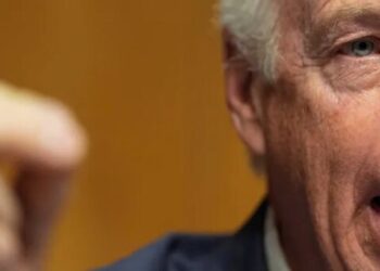 ‘We will look like schmucks!’ GOP infighting erupts as senator revolts against leadership