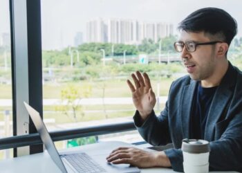 Recruiter reveals broken Zoom interview etiquette: bathrobes, yoga, and outsourcing thinking to AI