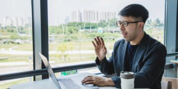 Recruiter reveals broken Zoom interview etiquette: bathrobes, yoga, and outsourcing thinking to AI