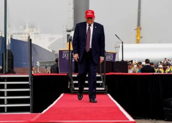 GOP lawmakers join Dems in urgent effort to rein in Trump and halt ‘illegal war’