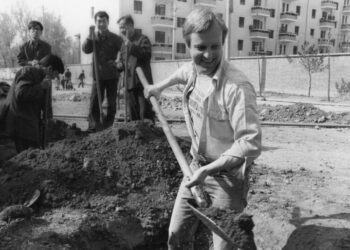 Christopher S. Wren, Times Bureau Chief in Hostile Lands, Dies at 89