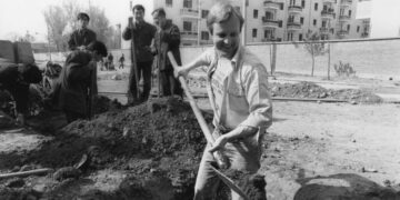 Christopher S. Wren, Times Bureau Chief in Hostile Lands, Dies at 89