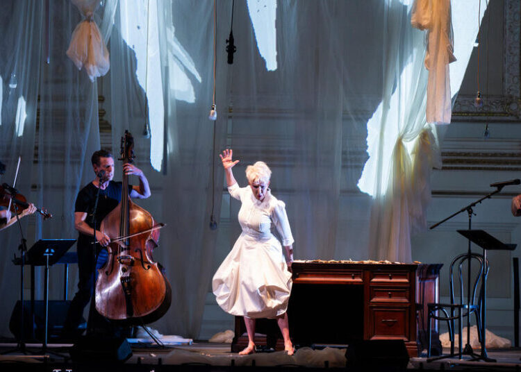 Review: A Pulitzer Winner Imagines Emily Dickinson Anew