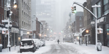 Winter Storm Remains Intense as It Blasts Region With Snow