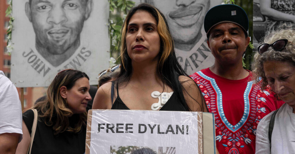 Dueling Slates of Guests at Speech Show Stark Immigration Divide